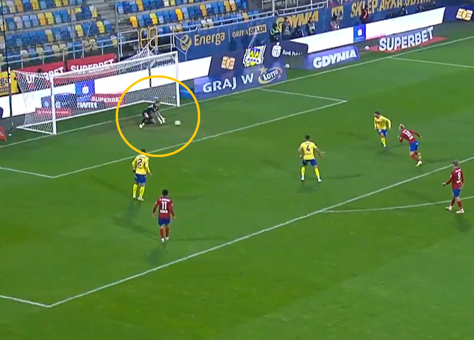 Katastrofa bramkarza Arki! Nie miał prawa wpuścić tego strzału [WIDEO]