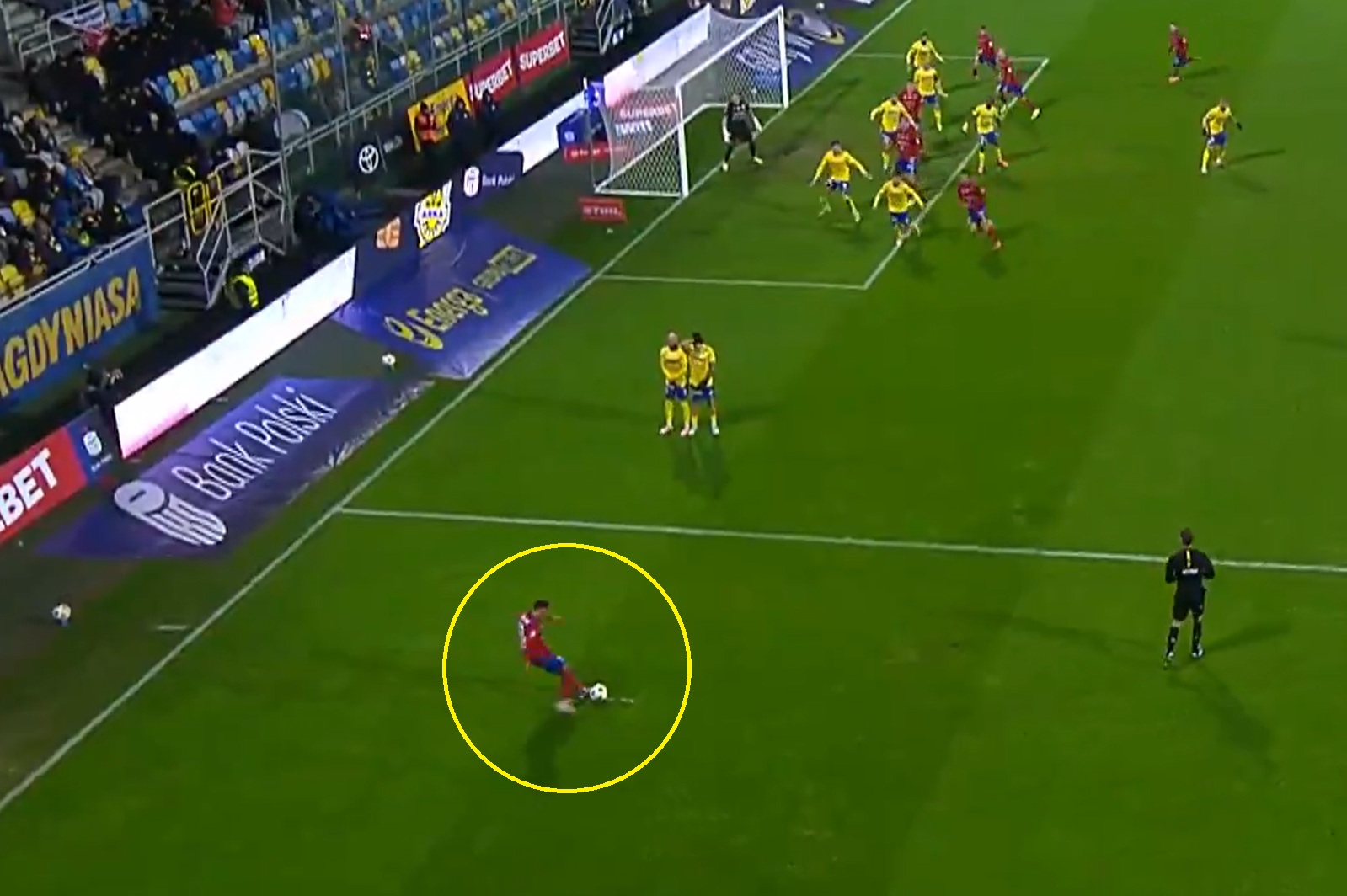 Niewiarygodny gol dla Rakowa. "Absurdalna pozycja" [WIDEO]