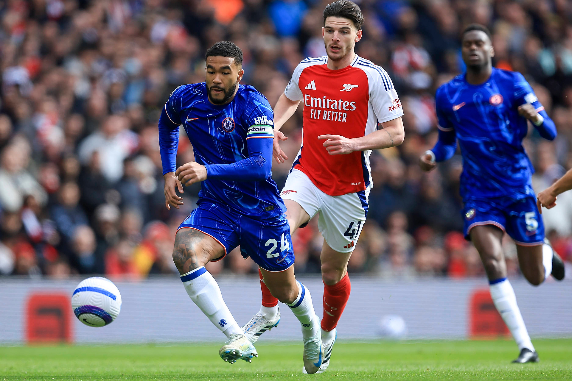 Piłkarz Chelsea wyrzucony w derbach Londynu! Sędzia miota kartkami