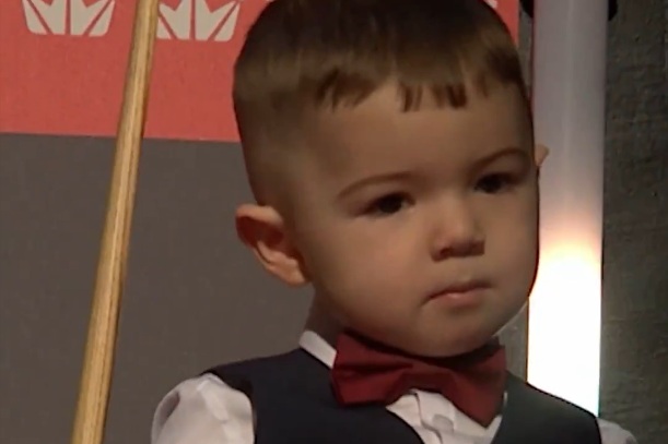 Dwuletni zawodnik skradł show. Tak powitali go widzowie [WIDEO]