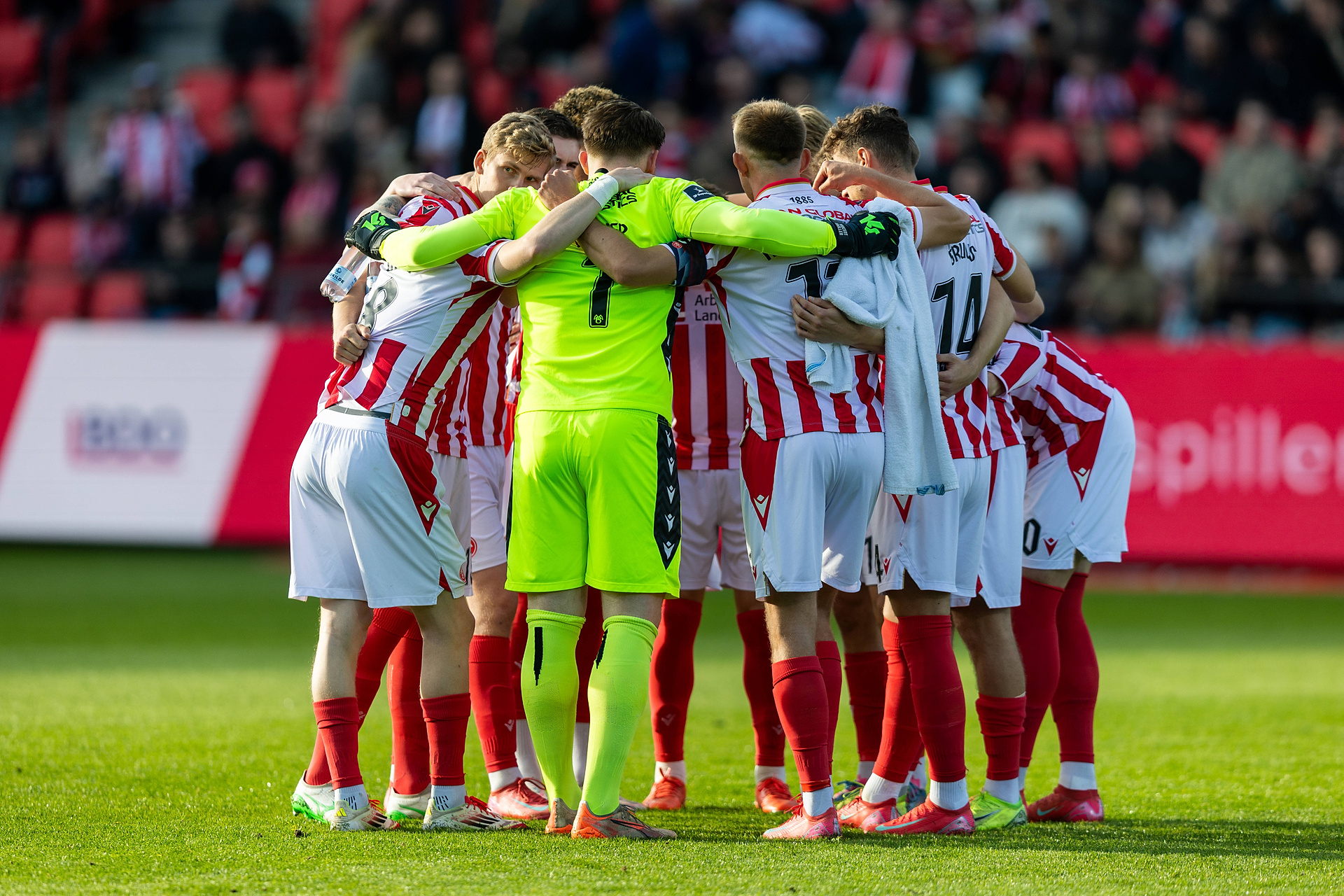 Influencerzy zainwestowali w znany klub i polegli. Kryzys postępuje