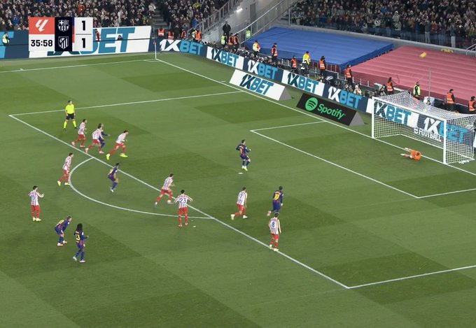 Koszmarne pudło Lewandowskiego z karnego! Dramatyczne uderzenie [WIDEO]