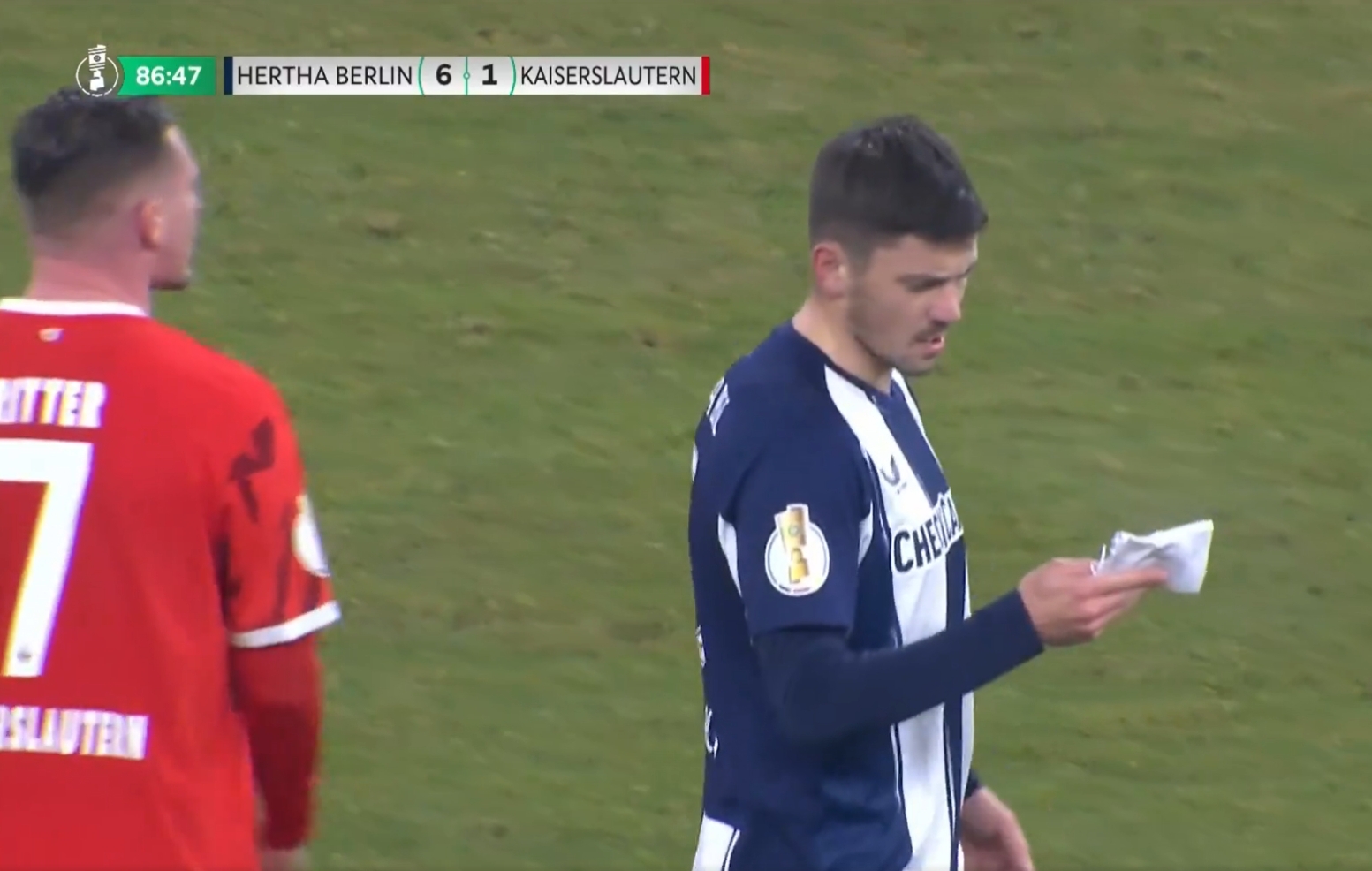 "Bezczelna" akcja Polaka. Przejął taktykę rywala. Hit sieci [WIDEO] 