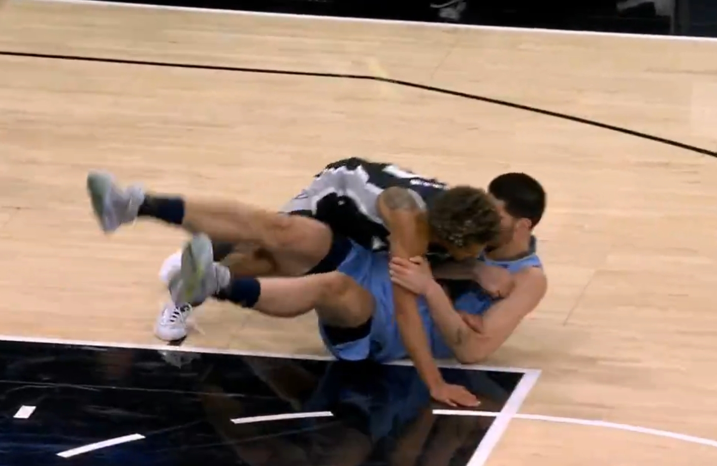 Sochan wylądował z rywalem w parterze. O krok od bójki [WIDEO]