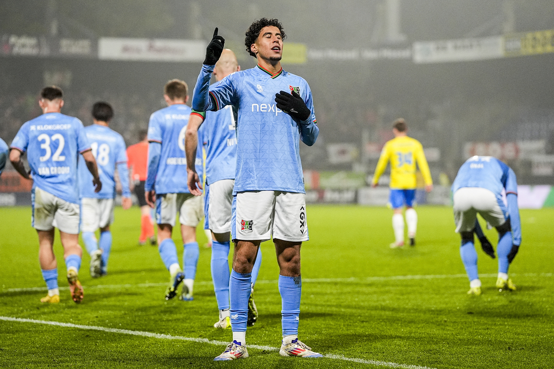 Przedziwny rytuał młodego talentu. "Smaruję nim moje nogi"