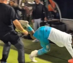 Chciał zdjęcie z Neymarem, staranował jego kolegę. Istne kuriozum [WIDEO]