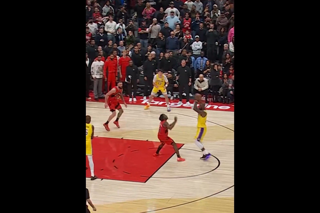 Błysk geniuszu LeBrona. Koniec znakomitej serii, trwała 18 lat [WIDEO]