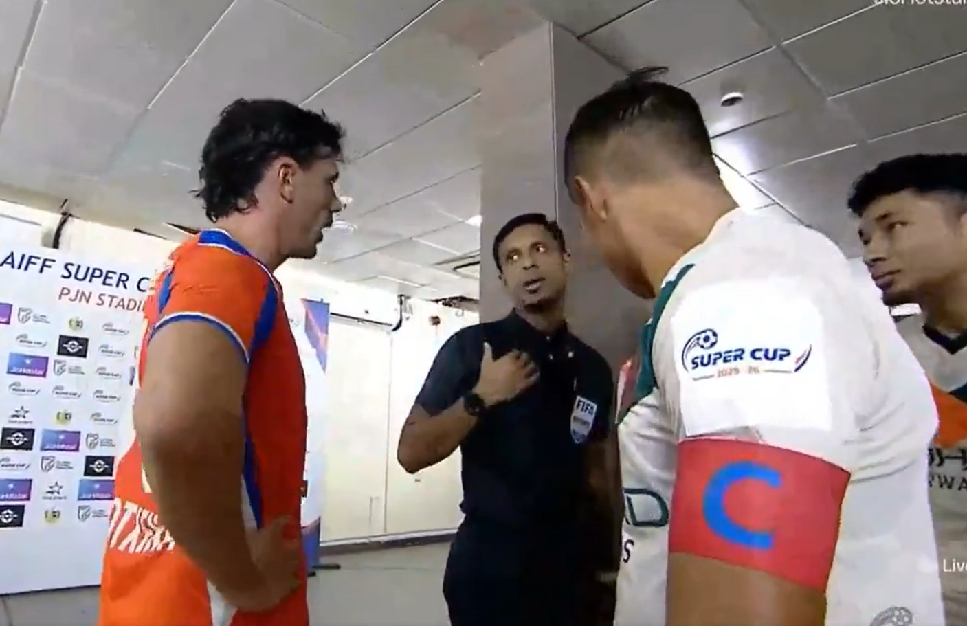 Absurd! Były gwiazdor Ekstraklasy wyleciał z boiska przed meczem. Drama o kolor bielizny [WIDEO]