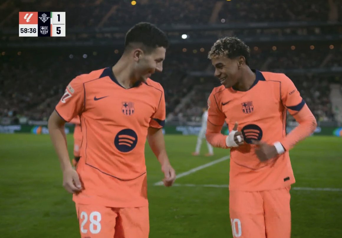 Co za mecz Barcelony! Betis przyjął pięć goli, Lewandowski tylko na to patrzył