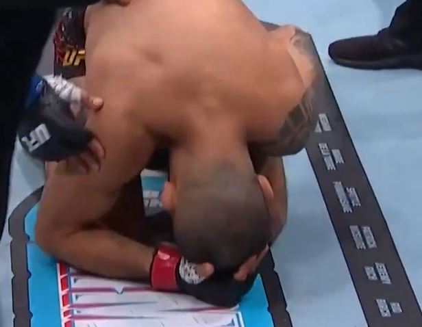 Paskudna kontuzja w UFC. Zawodnik zwijał się z bólu [WIDEO]