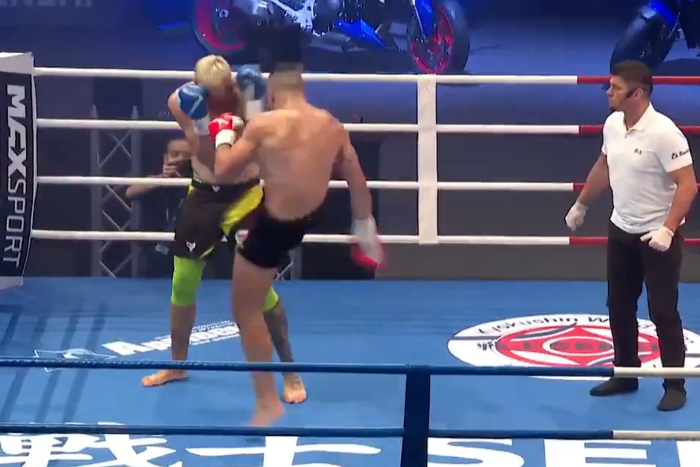 Epicki nokaut tuż przed końcem walki. Rywal padł jak nieżywy [WIDEO]
