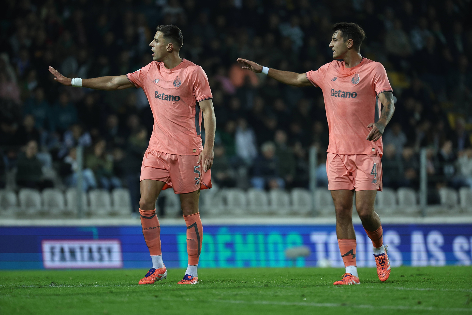 Bednarek i Kiwior robią furorę. "Niekwestionowany mistrz defensywy"