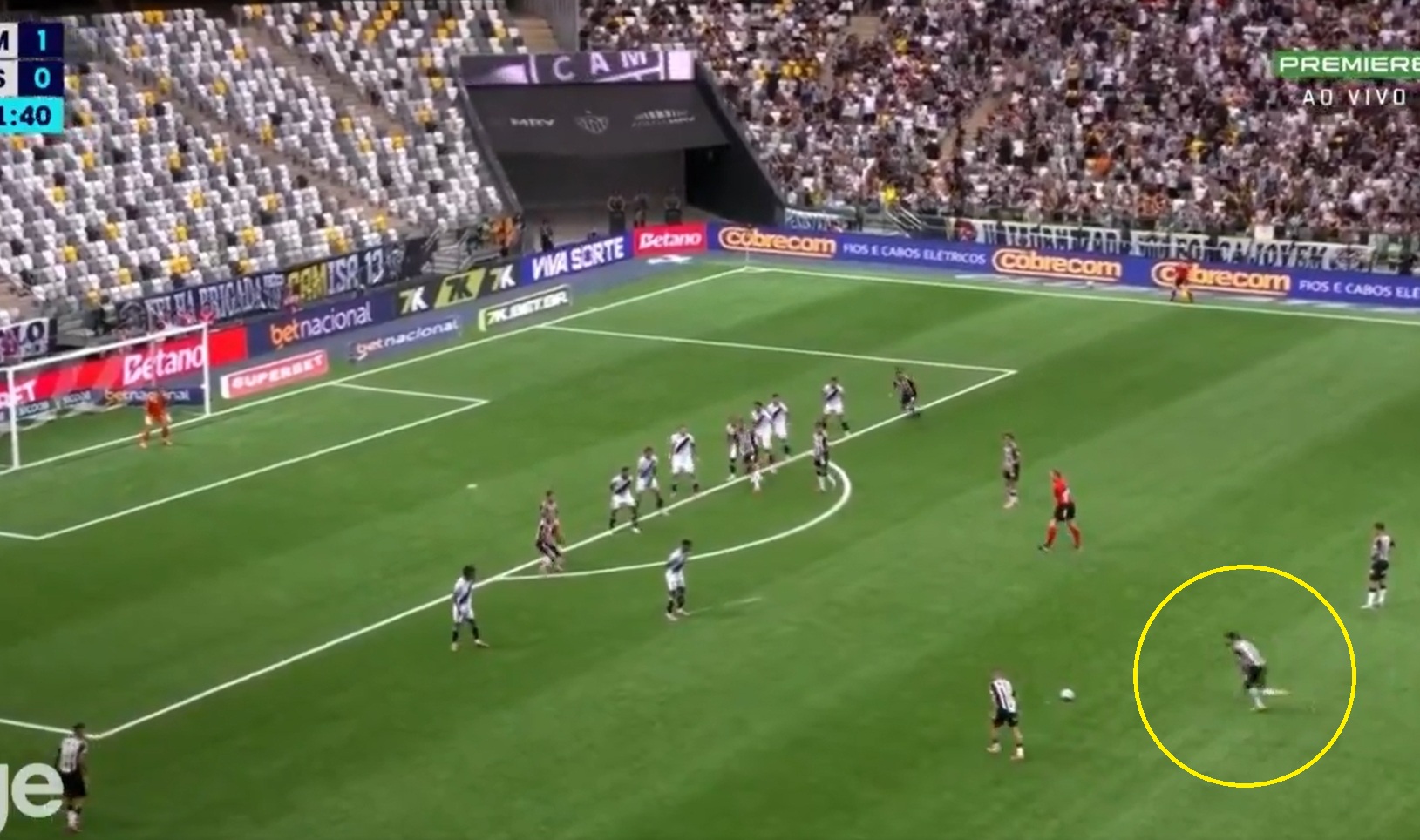 Hulk podszedł do piłki. I się stało! Można oglądać bez końca [WIDEO]