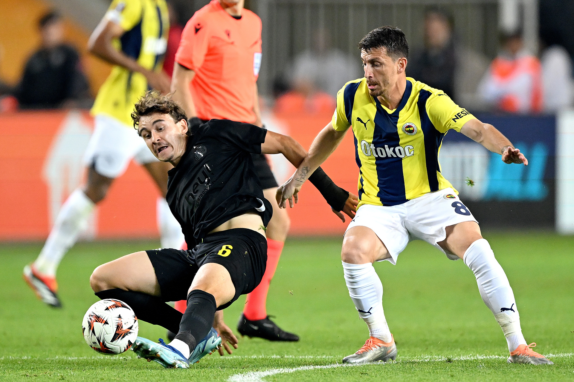 Piłkarz Fenerbahce w centrum afery. Nie do wiary, ile wydał na obstawianie u bukmacherów