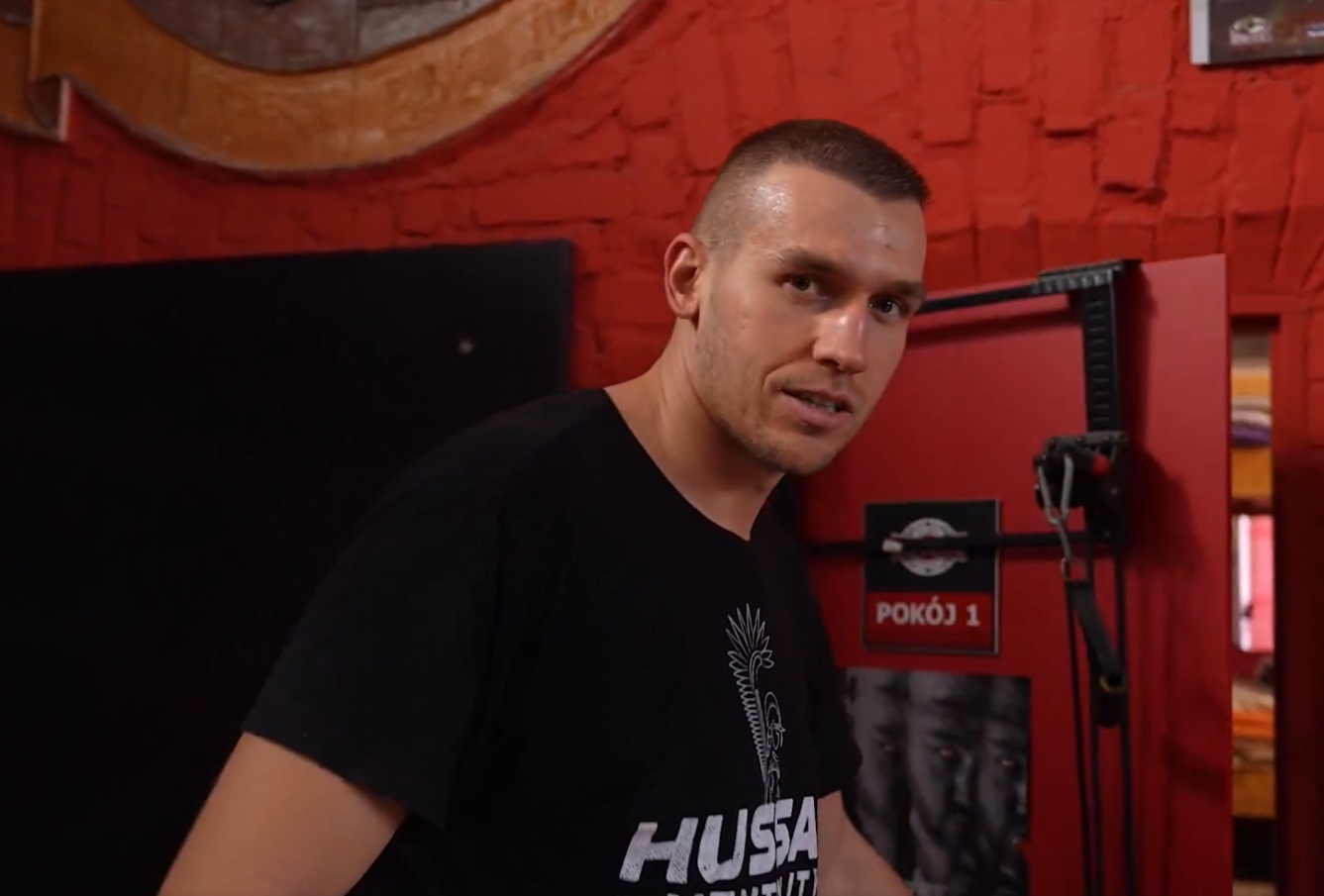 Polak zawalczy o tytuł mistrza świata. Szok, jak mieszkał [WIDEO]