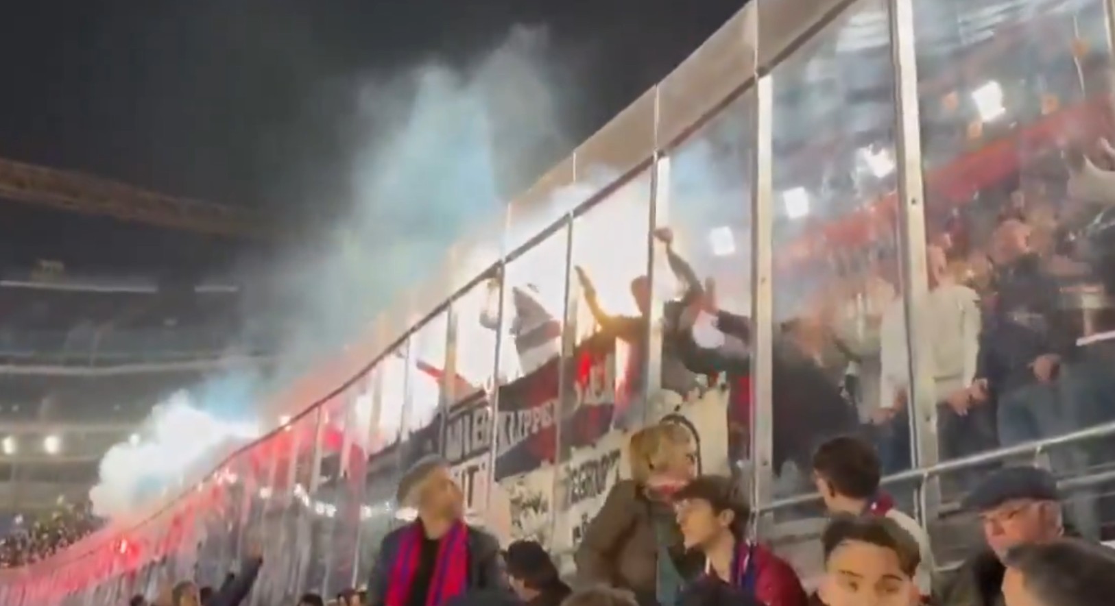 Sceny na Camp Nou. Skandaliczne zachowanie ultrasów Eintrachtu [WIDEO]