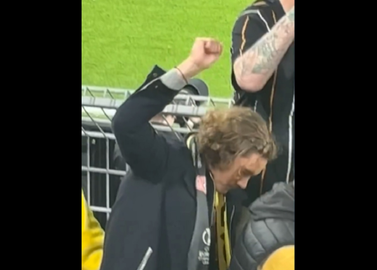 Piłkarz rywali prowadził ich doping w LM. Kibice są wściekli [WIDEO]