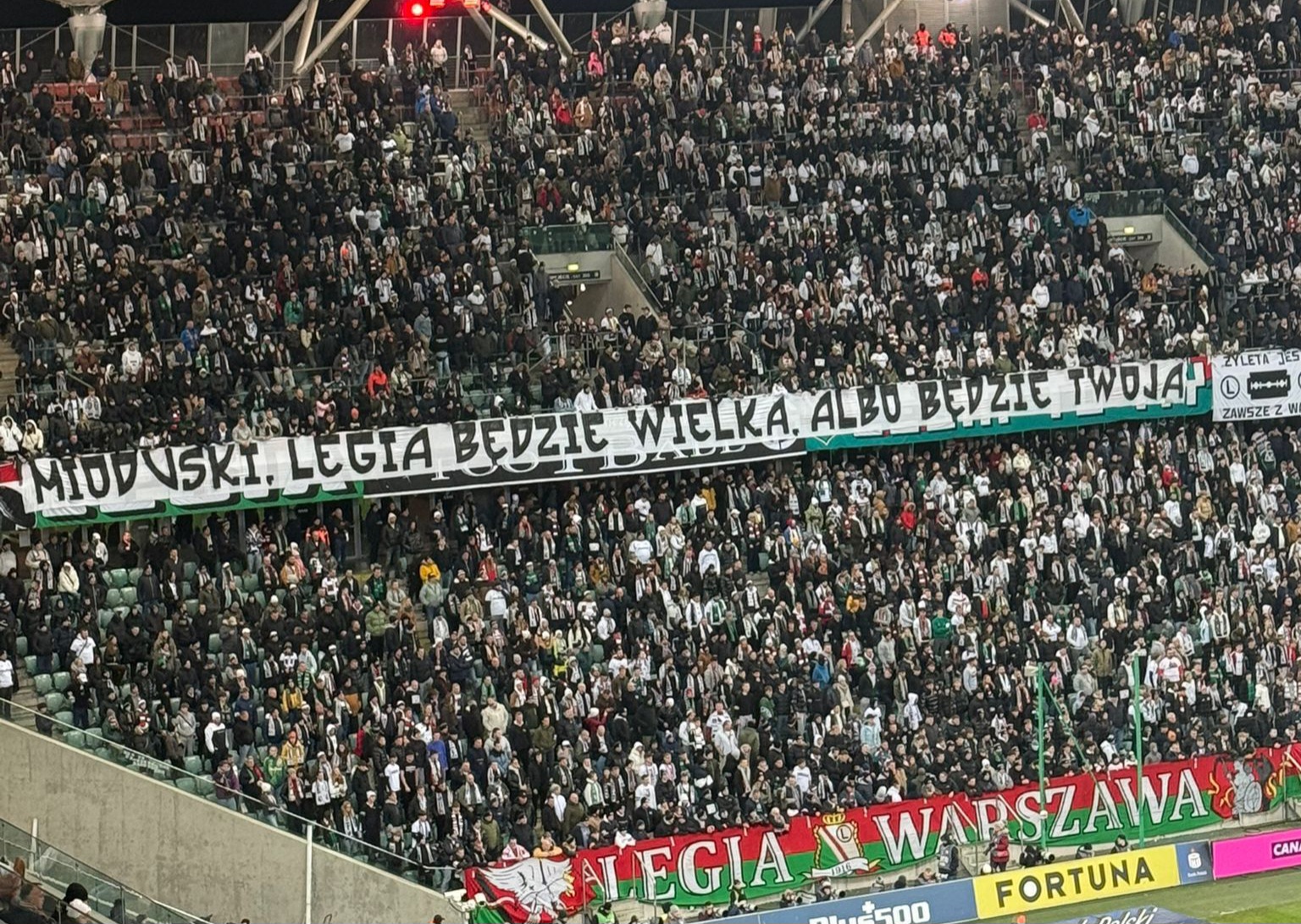 "Wypi***alać stąd powinien". Kibice Legii mają dość, Mioduski w ogniu krytyki