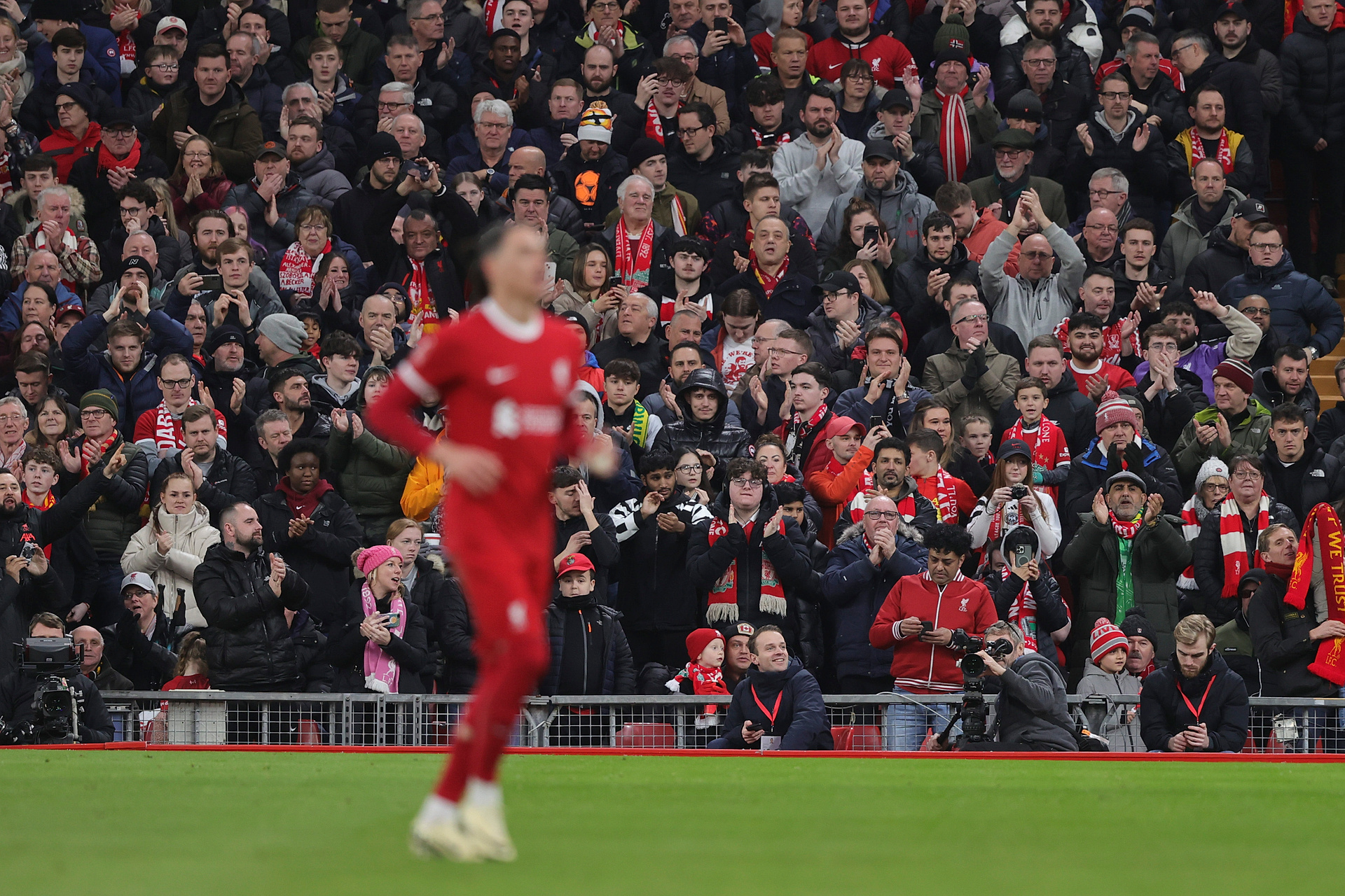 Gdyby był św. Mikołajem, nie trafiłby do komina. Koszmar kibiców za 85 mln euro