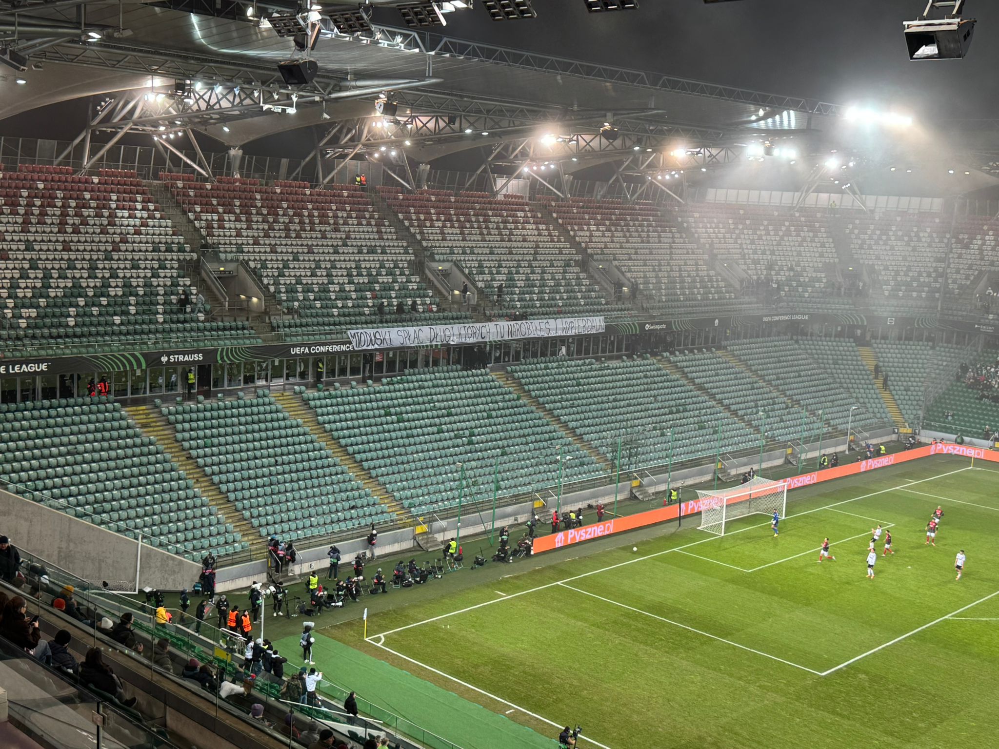 Pustki na Łazienkowskiej. Kibice Legii pokazali, co myślą o zespole