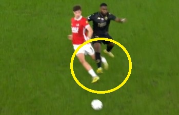 Pululu wyleciał z boiska. Wielka kontrowersja w meczu Jagiellonii [WIDEO]