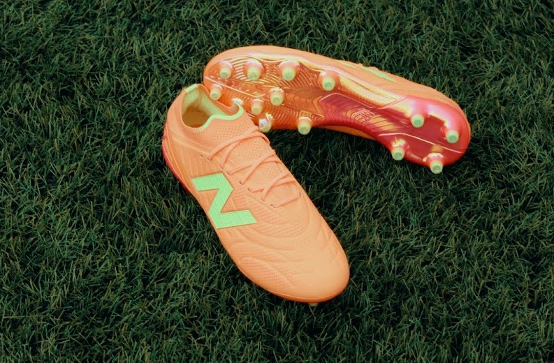 Kontrola gry zaczyna się od dotyku. New Balance Tekela v5 Elite FG „Solar Flare”