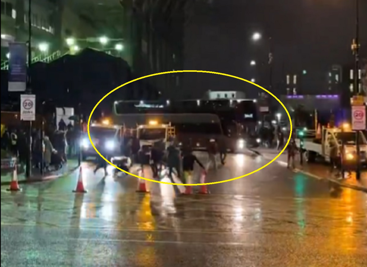 Klubowy autokar wjechał w inny pojazd. Szok w Anglii [WIDEO]