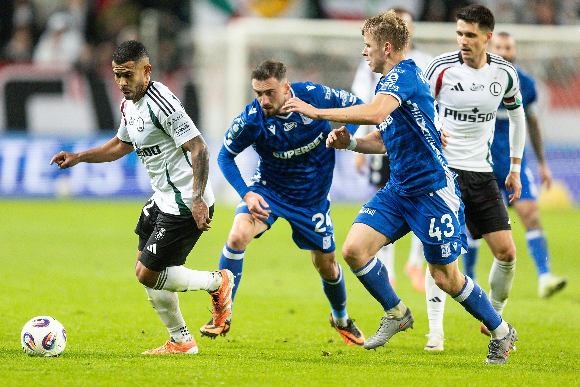 Legia rozpoczęła rozmowy z gwiazdą. Przedstawiła już ofertę. "Daje jej pierwszeństwo" 