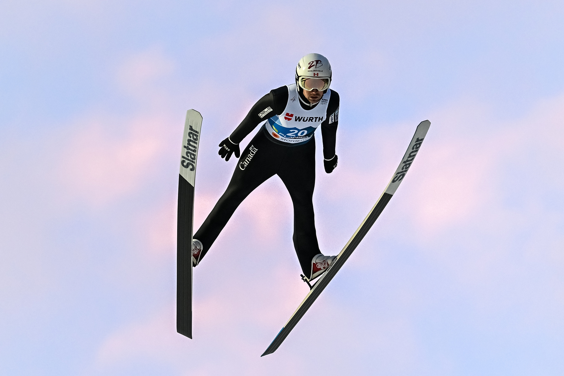 Co za start w Engelbergu! Dwóch zawodników wyrzuconych