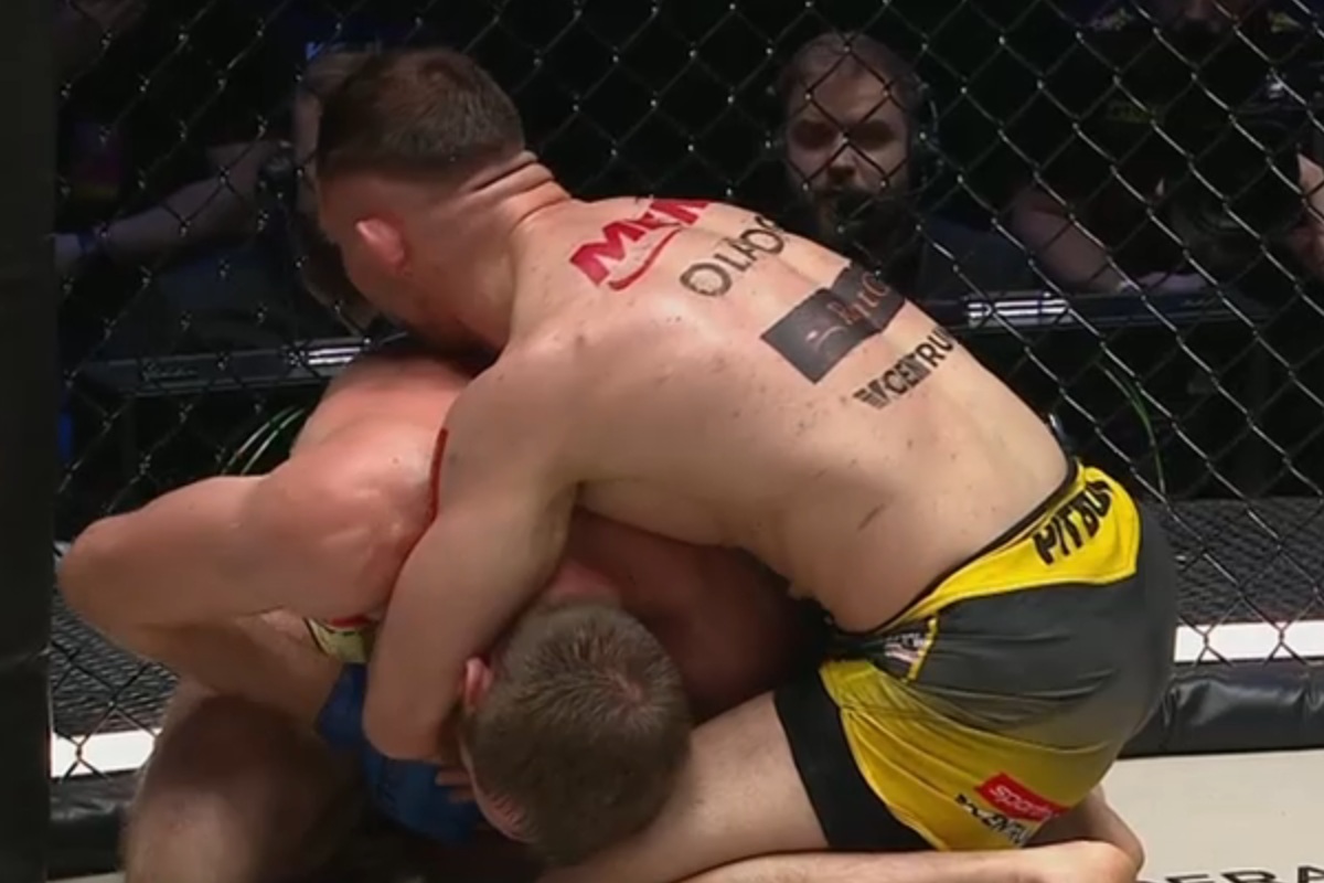 Bartosiński obronił mistrzowski pas KSW! Pełna dominacja w klatce