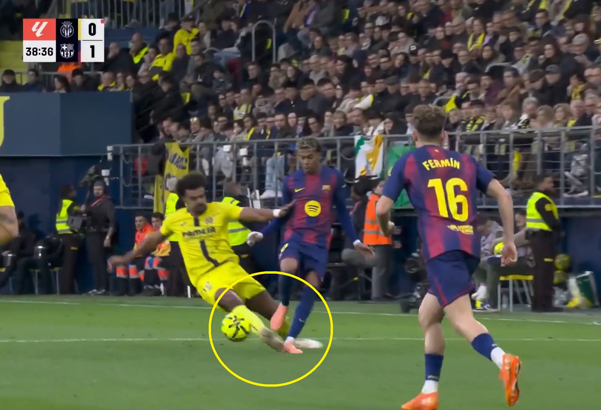 Brutalny faul na Yamalu. Sędzia zareagował od razu [WIDEO]