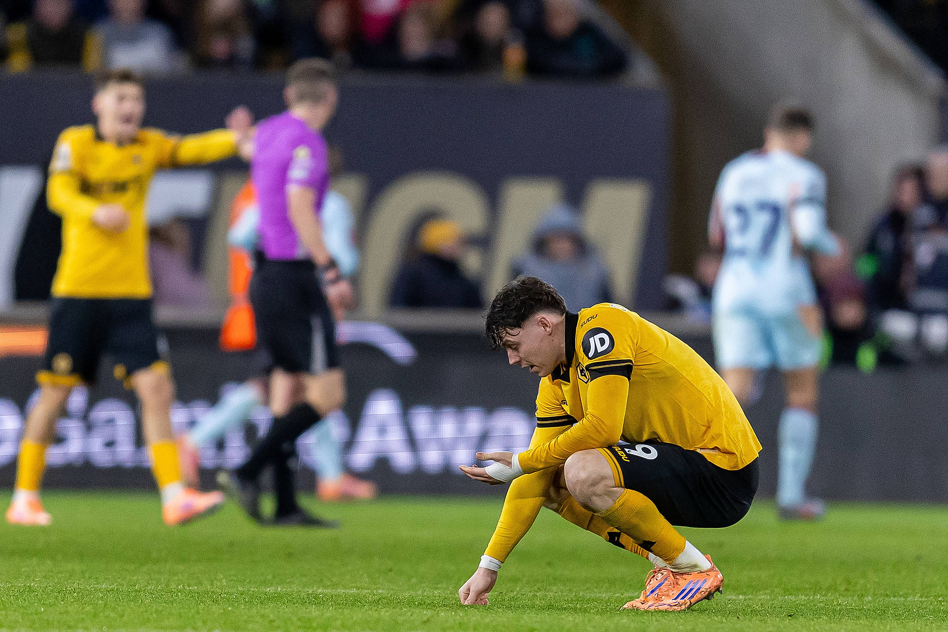 Zespół na dnie, gwiazda może odejść. Ligowy rywal zarzuca sidła