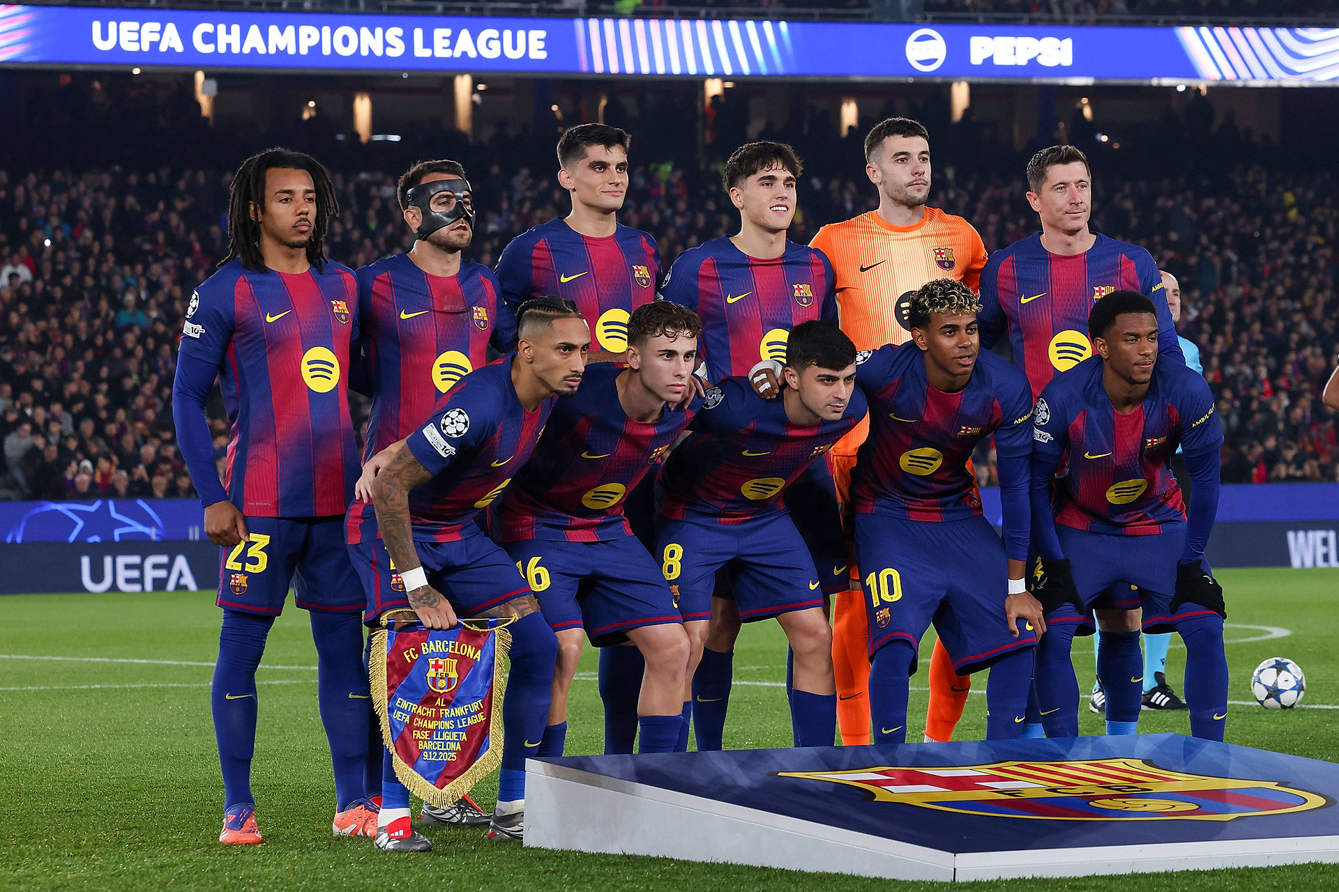 Szokujący bohater Barcelony. Flick zaskoczył. "Jego postępy są imponujące"