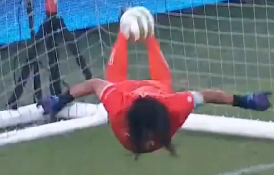 59-letnia legenda odtworzyła interwencję sprzed lat. Co za forma [WIDEO]