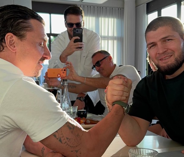 Zlatan siłował się na rękę z legendą MMA. Nagranie podbija internet