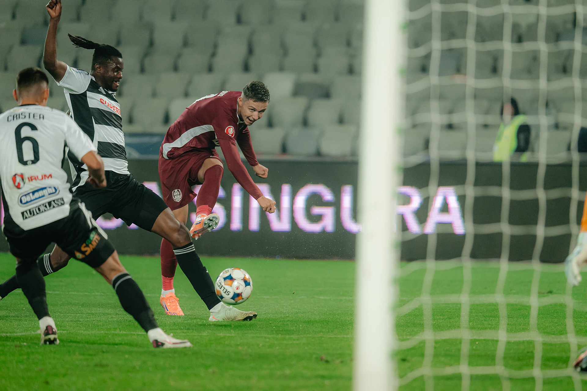 Piłkarz założył koszulkę wielkiego rywala swojego klubu. Wściekły właściciel nie przebierał w słowach