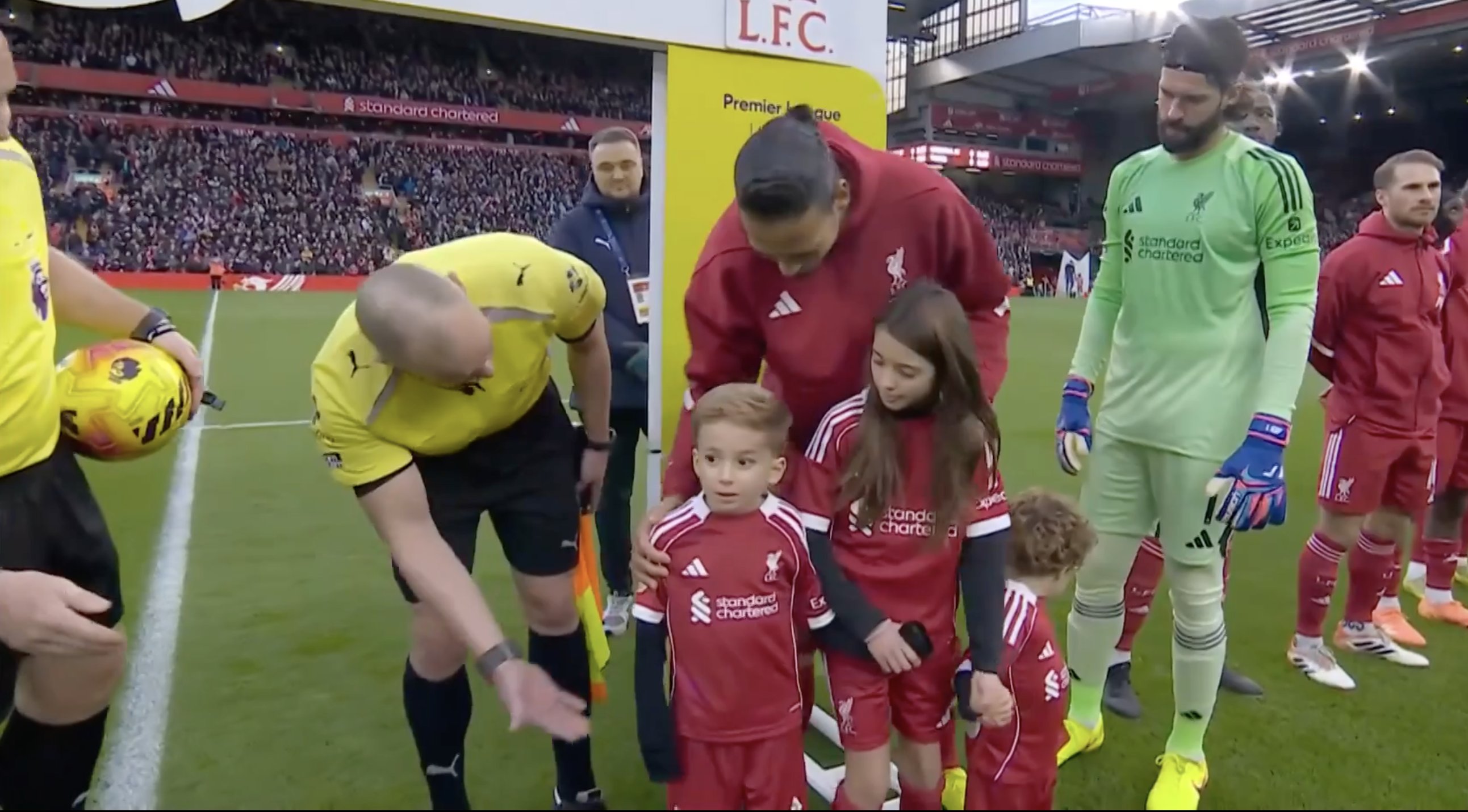 Synowie Joty wyprowadzili Liverpool na mecz. Poruszające sceny na Anfield [ZDJĘCIA]