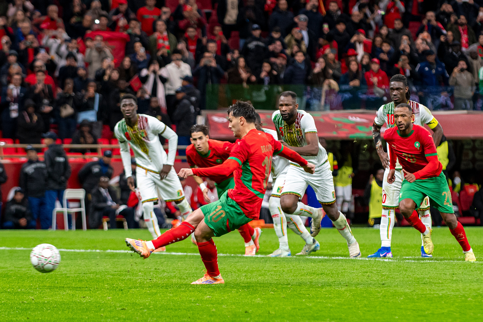 Gwiazdor zmienił reprezentację i błyszczy na wielkim turnieju! A w klubie klapa