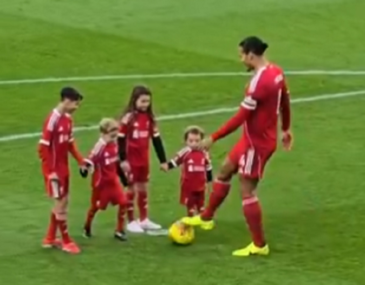 Tak Van Dijk potraktował dzieci Joty. Obrazki, które chwytają za serce [WIDEO]