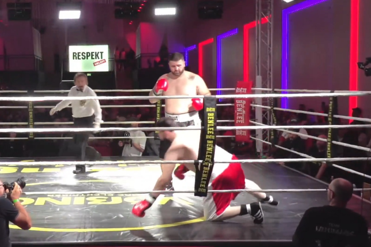 Kuriozalny nokaut. Rywal nie wytrzymał nawet 10 sekund [WIDEO]