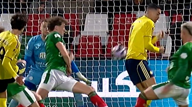 Ronaldo strzelił gola plecami. Portugalczyk pędzi po bramkę numer 1000