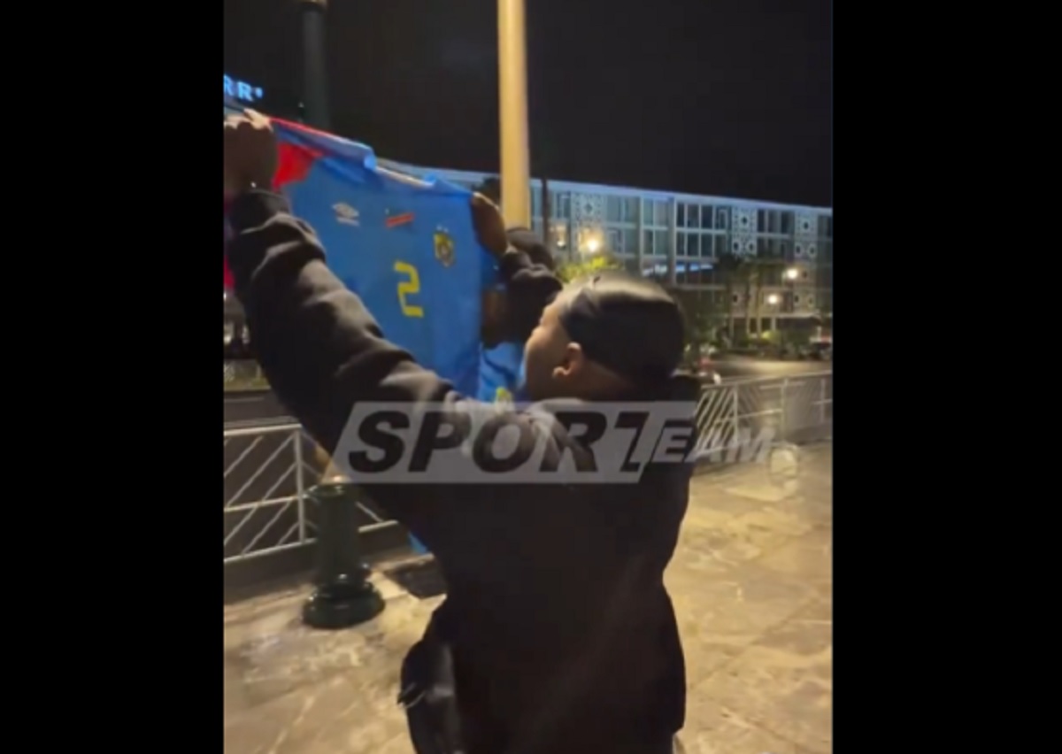 Był środek nocy, tak zachowali się kibice. Mieli wiadomość do Mahreza [WIDEO]