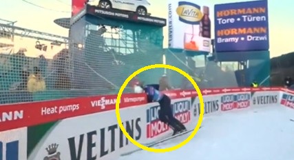 Kuriozalne sceny podczas TCS. Czołówka PŚ kontra barierki [WIDEO]