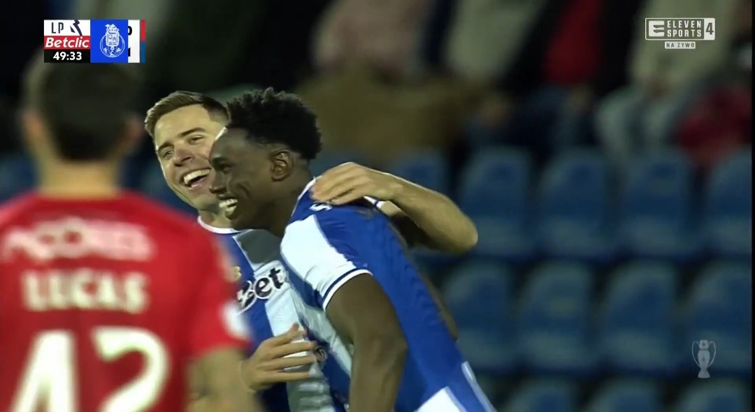 Bednarek i Kiwior zamurowali dostęp do bramki. Kompromitacja golkipera rywali [WIDEO]