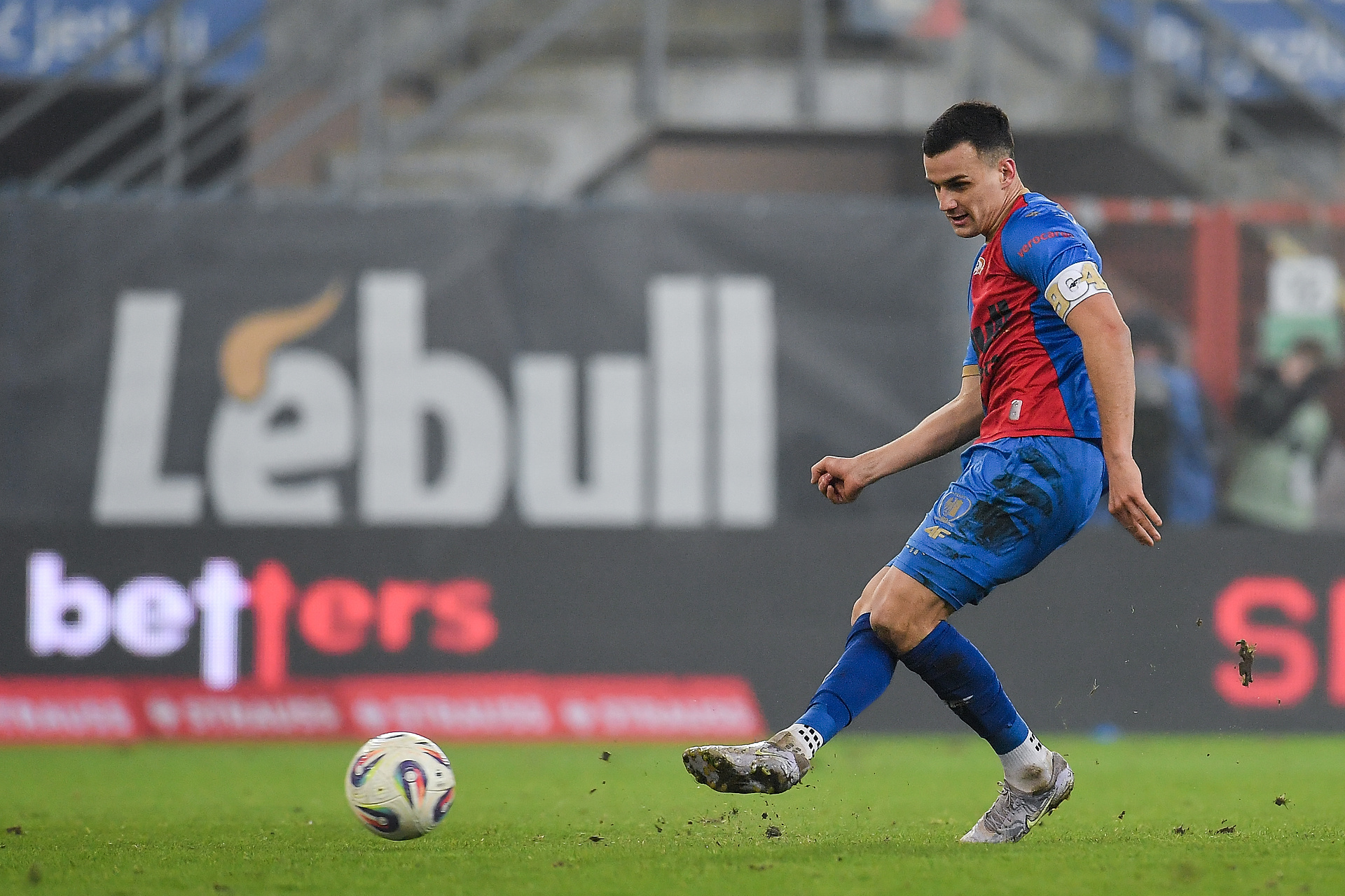 Media: Ten pomocnik ma trafić do Pogoni. Możliwy transfer wewnątrz Ekstraklasy