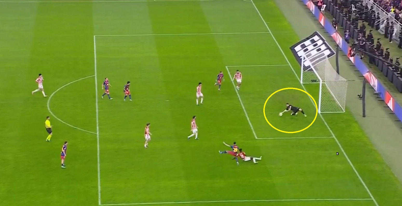 Co zrobił Simon?! Bramkarz Athleticu podarował gola Barcelonie [WIDEO]