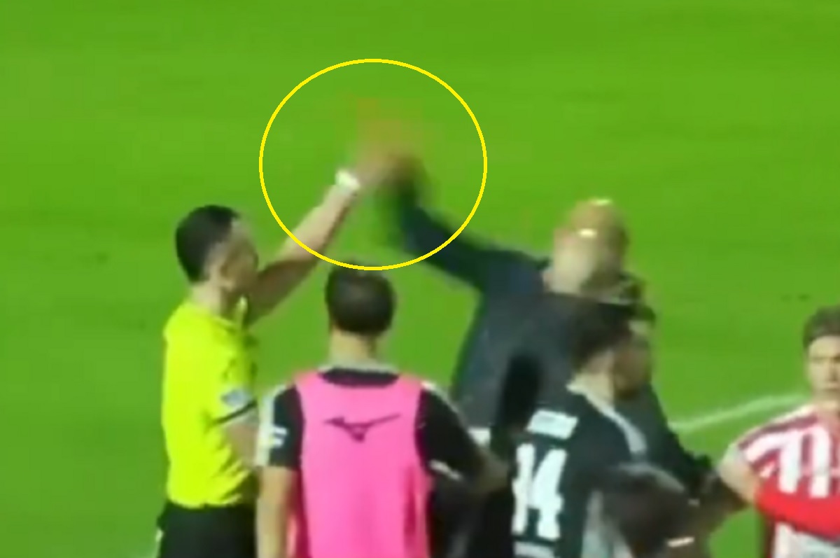 Szkoleniowiec stracił głowę. Wyrwał arbitrowi czerwoną kartkę [WIDEO]