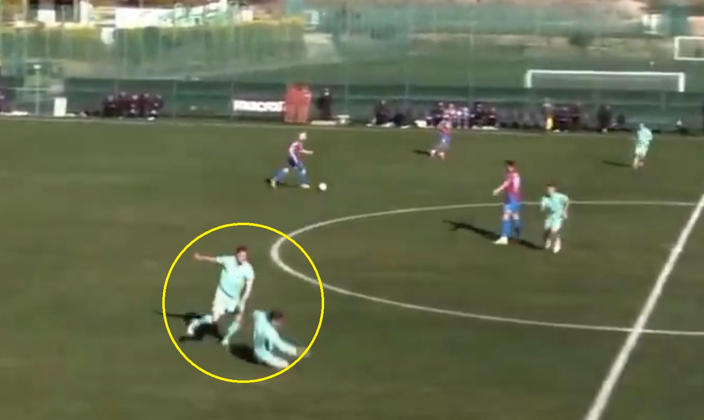 Sceny w sparingu. Piłkarz nagle rzucił się na kolegę z drużyny [WIDEO]