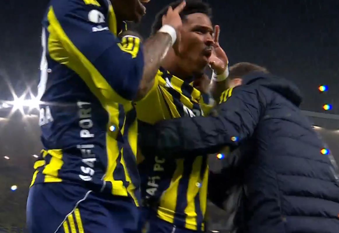 Pierwszy tytuł Szymańskiego w Turcji. Polak tylko się przyglądał [WIDEO]