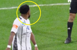 Piłkarz napluł na sędziego po meczu. Od razu poniósł konsekwencje [WIDEO]